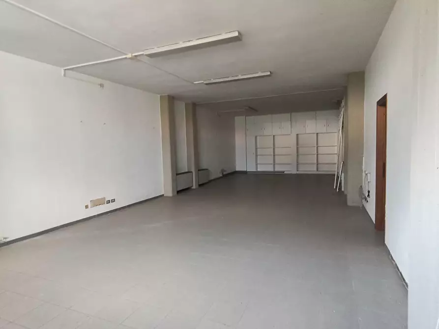 Immagine 10 di Locale commerciale in vendita  a Lucca