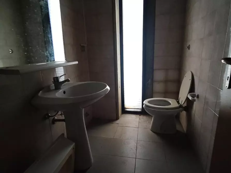 Immagine 16 di Locale commerciale in vendita  a Lucca