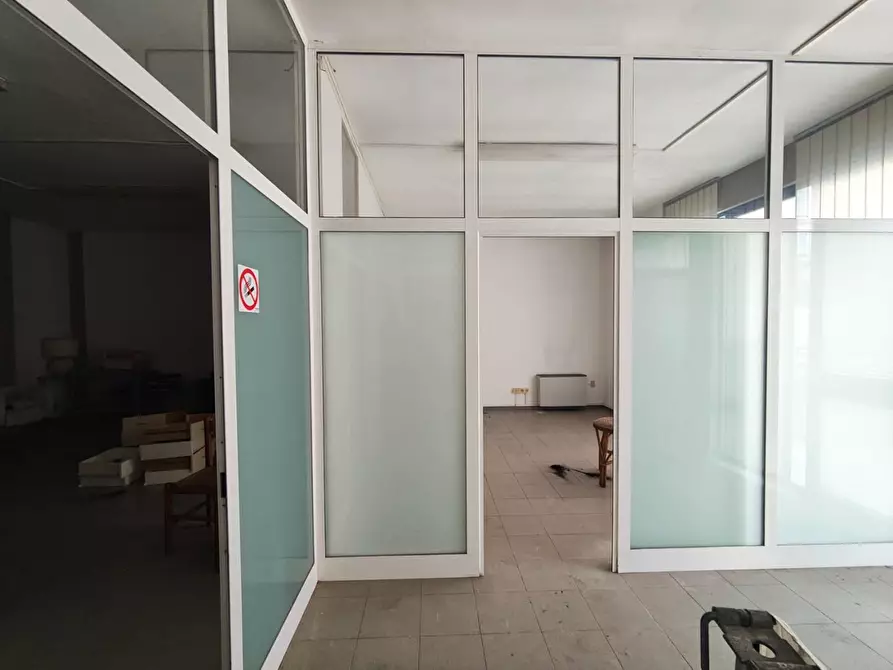 Immagine 21 di Locale commerciale in vendita  a Lucca