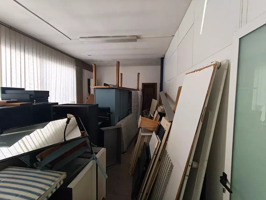 Immagine 19 di Locale commerciale in vendita  a Lucca