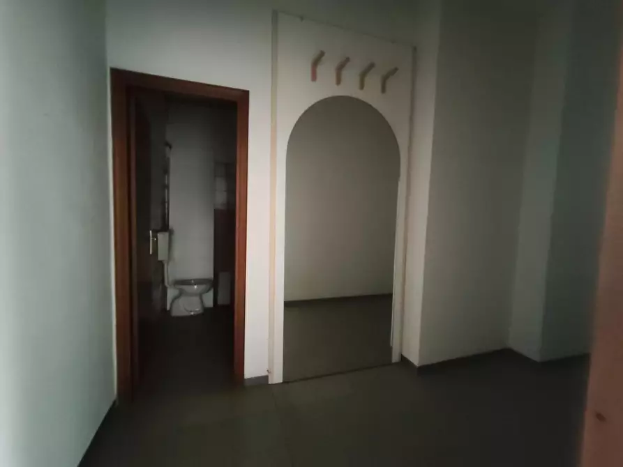 Immagine 13 di Locale commerciale in vendita  a Lucca