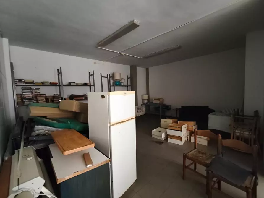 Immagine 24 di Locale commerciale in vendita  a Lucca