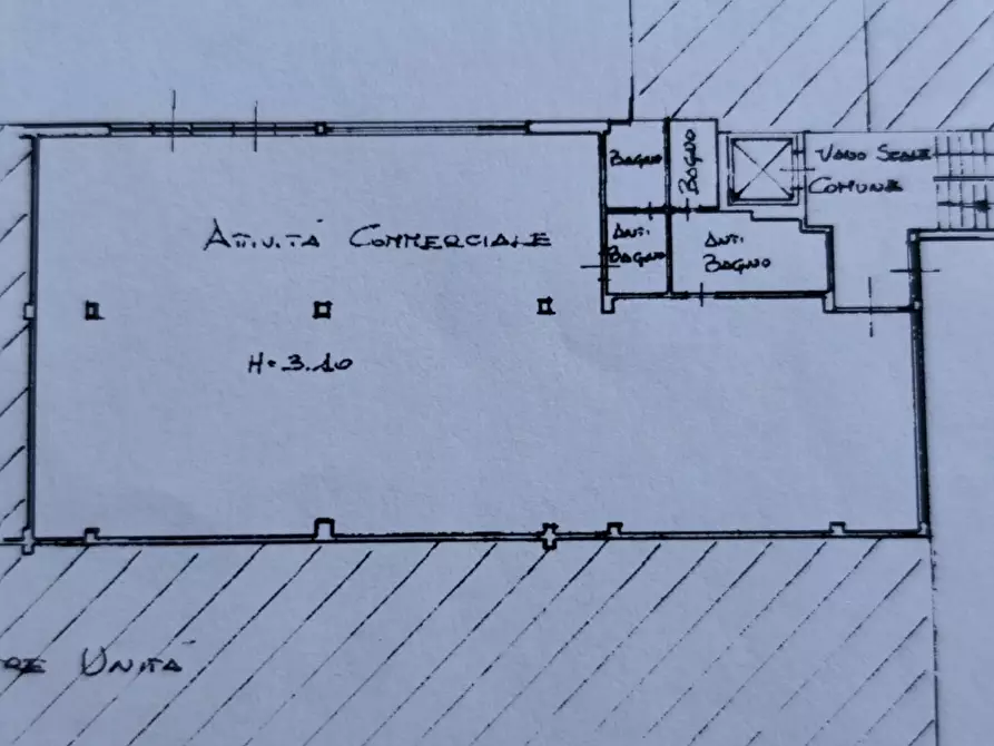 Immagine 28 di Locale commerciale in vendita  a Lucca