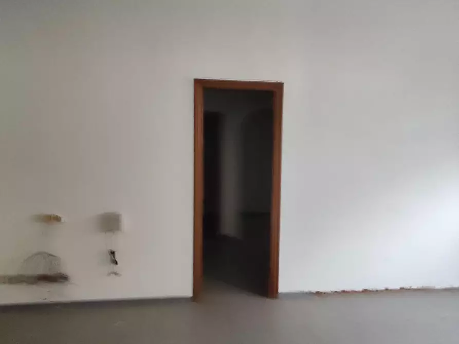 Immagine 2 di Locale commerciale in vendita  a Lucca