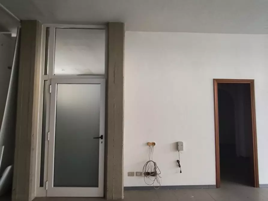 Immagine 4 di Locale commerciale in vendita  a Lucca