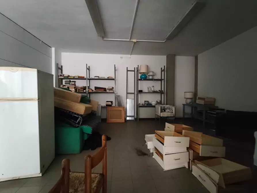 Immagine 26 di Locale commerciale in vendita  a Lucca