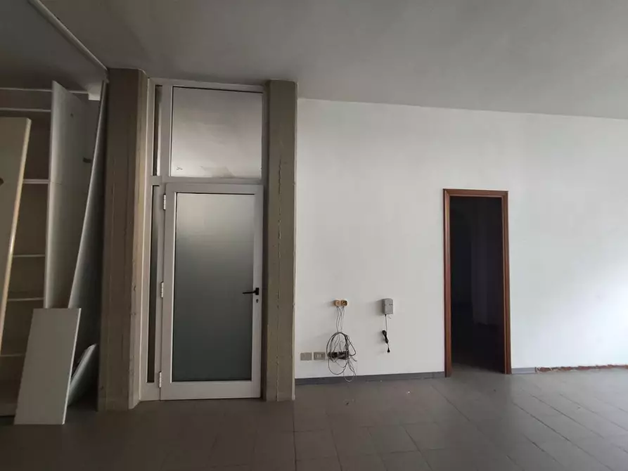 Immagine 3 di Locale commerciale in vendita  a Lucca