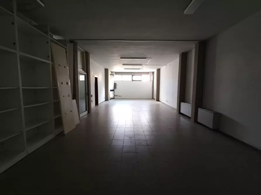 Immagine 6 di Locale commerciale in vendita  a Lucca