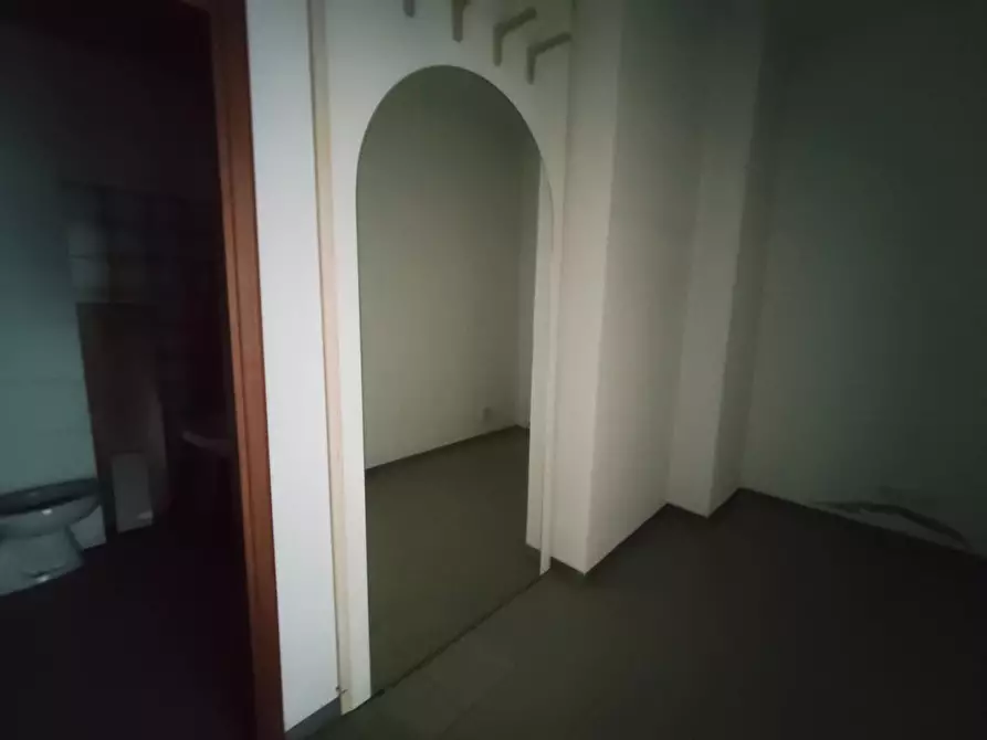 Immagine 12 di Locale commerciale in vendita  a Lucca