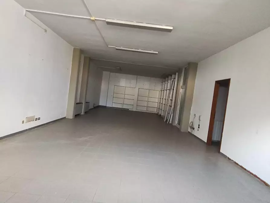 Immagine 8 di Locale commerciale in vendita  a Lucca