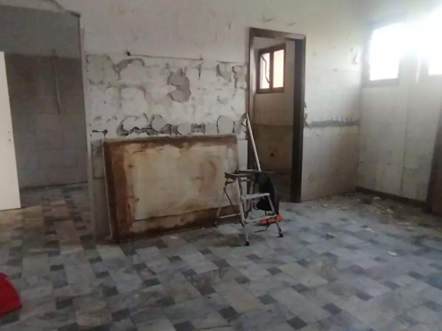 Immagine 6 di Locale commerciale in vendita  a Massa