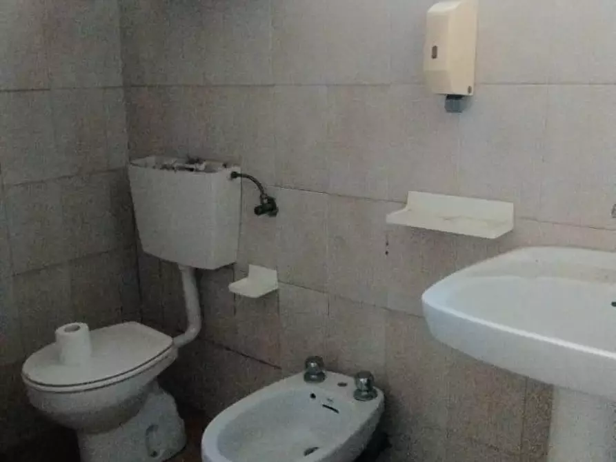 Immagine 12 di Locale commerciale in vendita  a Massa