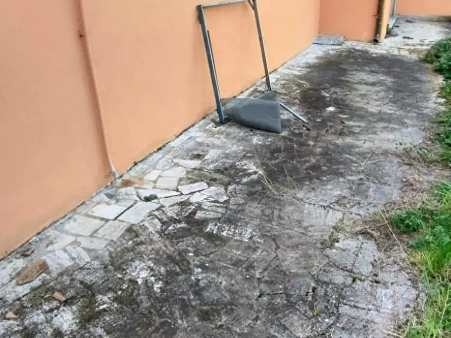 Immagine 20 di Locale commerciale in vendita  a Massa