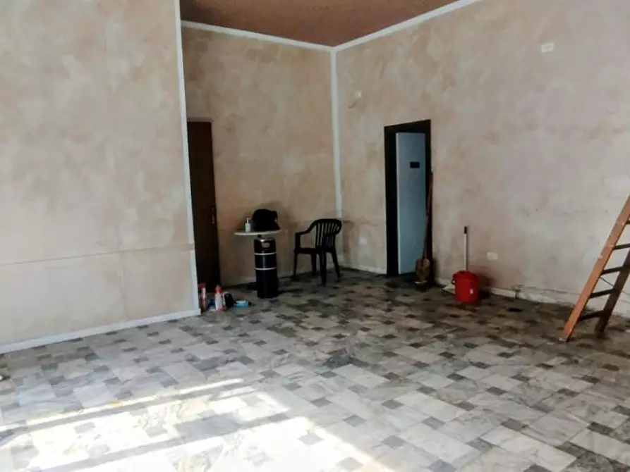 Immagine 3 di Locale commerciale in vendita  a Massa