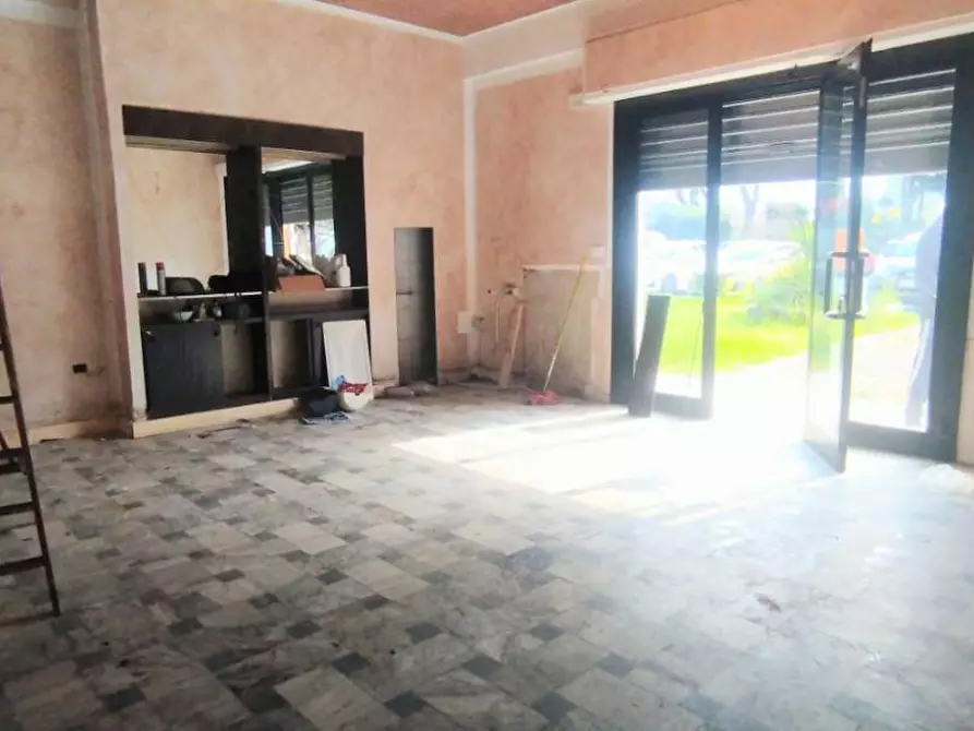 Immagine 2 di Locale commerciale in vendita  a Massa