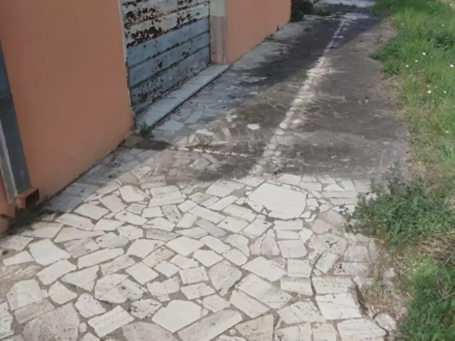 Immagine 21 di Locale commerciale in vendita  a Massa