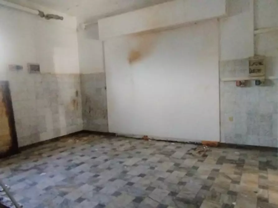 Immagine 15 di Locale commerciale in vendita  a Massa