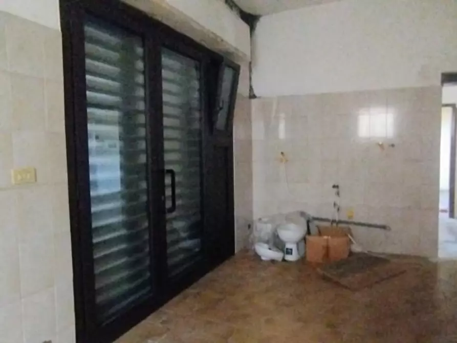 Immagine 17 di Locale commerciale in vendita  a Massa