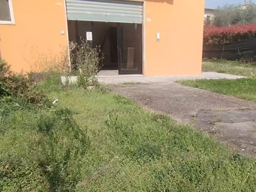 Immagine 1 di Locale commerciale in vendita  a Massa
