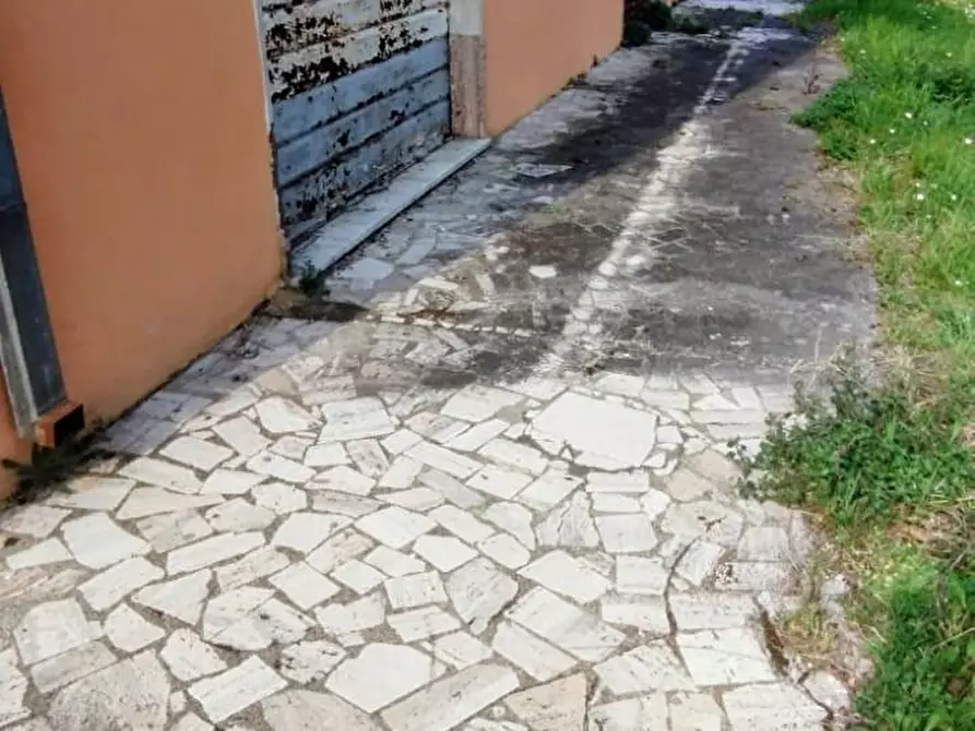 Immagine 16 di Locale commerciale in vendita  a Massa