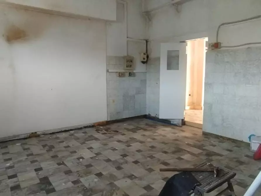 Immagine 9 di Locale commerciale in vendita  a Massa