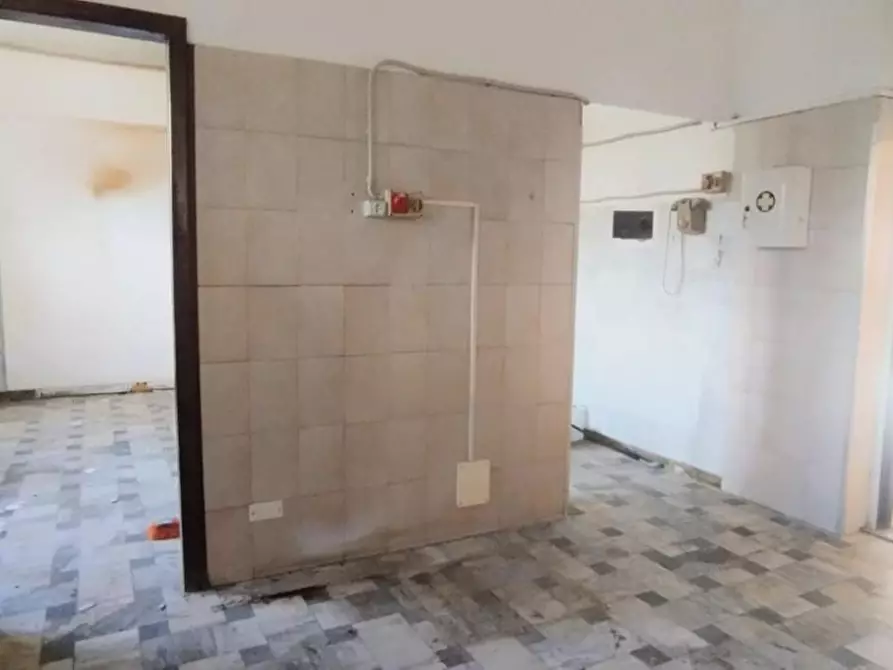 Immagine 5 di Locale commerciale in vendita  a Massa