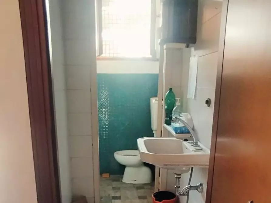 Immagine 4 di Locale commerciale in vendita  a Massa