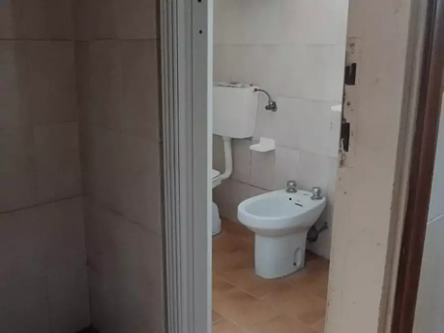 Immagine 13 di Locale commerciale in vendita  a Massa