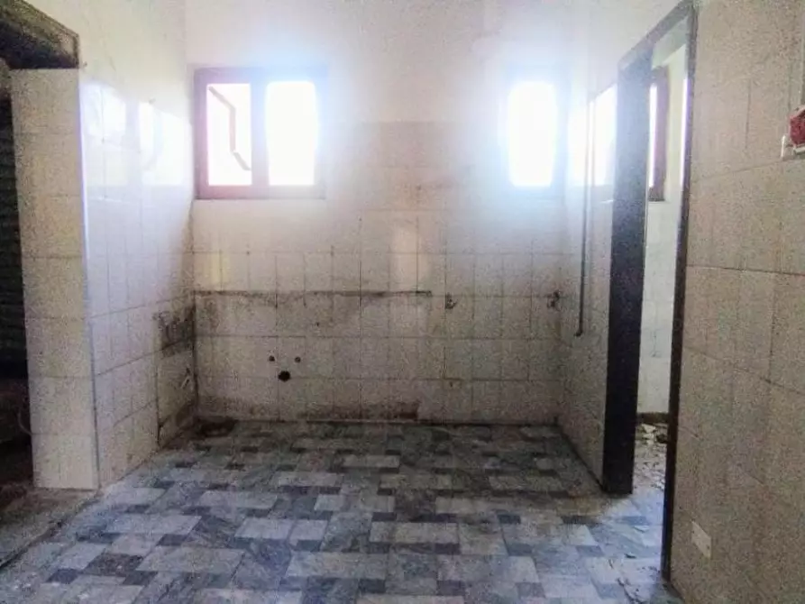 Immagine 10 di Locale commerciale in vendita  a Massa