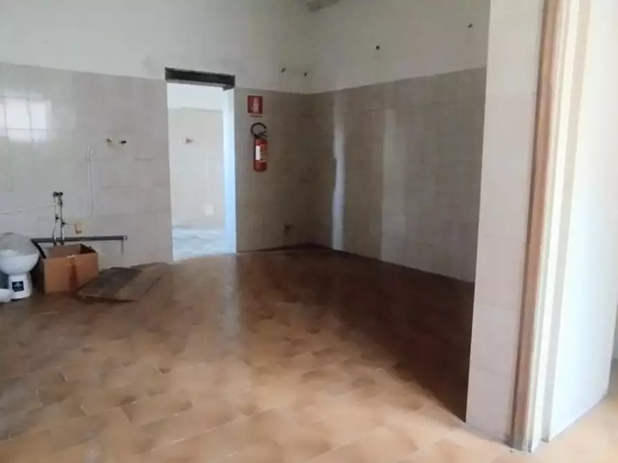 Immagine 11 di Locale commerciale in vendita  a Massa