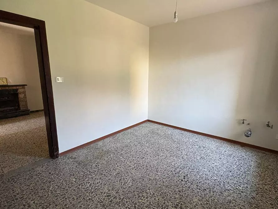 Immagine 10 di Casa indipendente in vendita  a Lucca