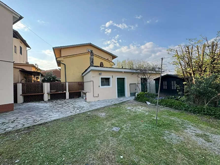 Immagine 25 di Casa semindipendente in vendita  a Lucca