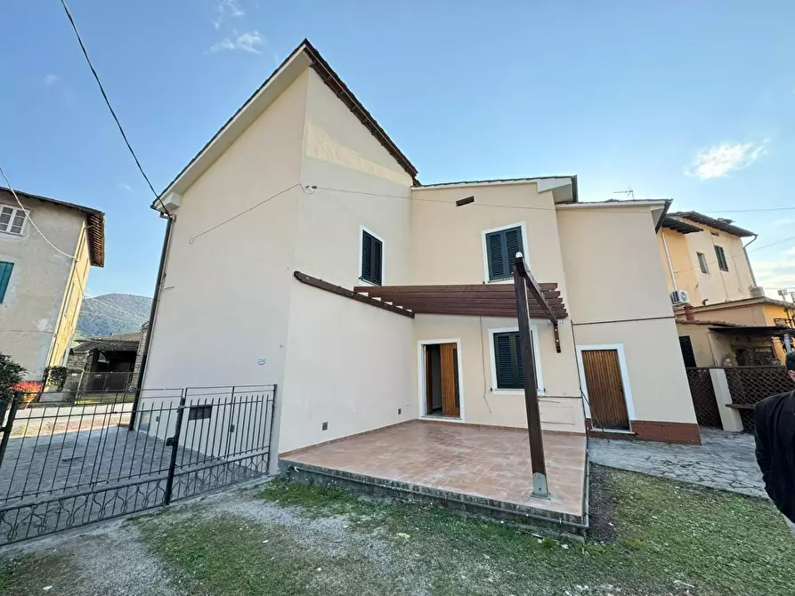 Immagine 2 di Casa semindipendente in vendita  a Lucca