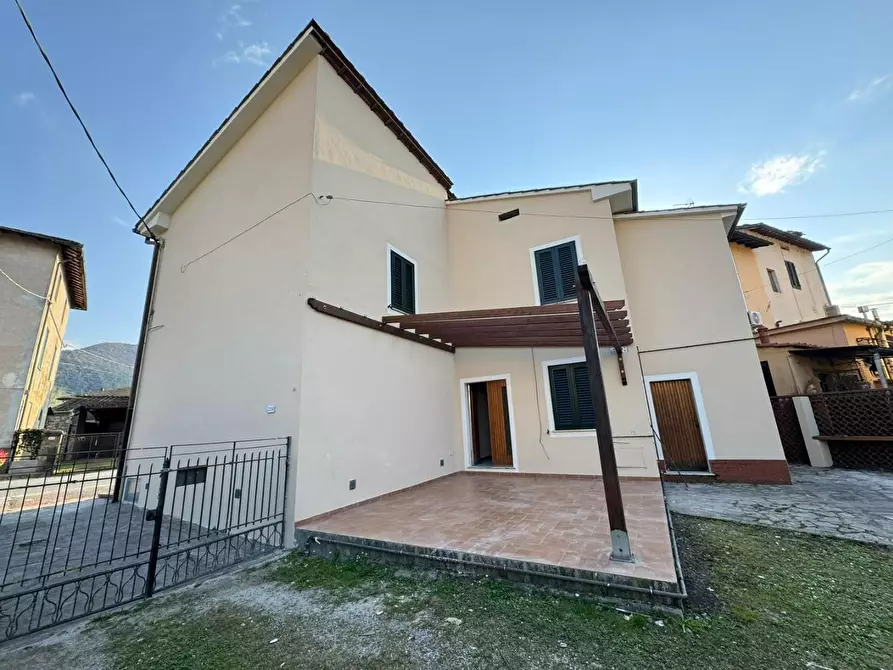 Immagine 3 di Casa semindipendente in vendita  a Lucca