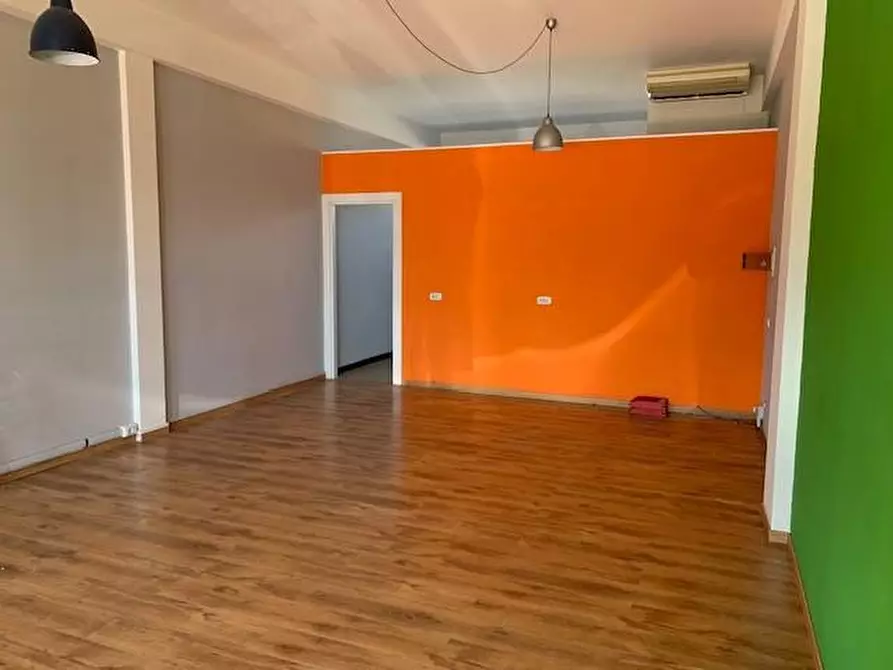 Immagine 1 di Locale commerciale in vendita  a Massa E Cozzile