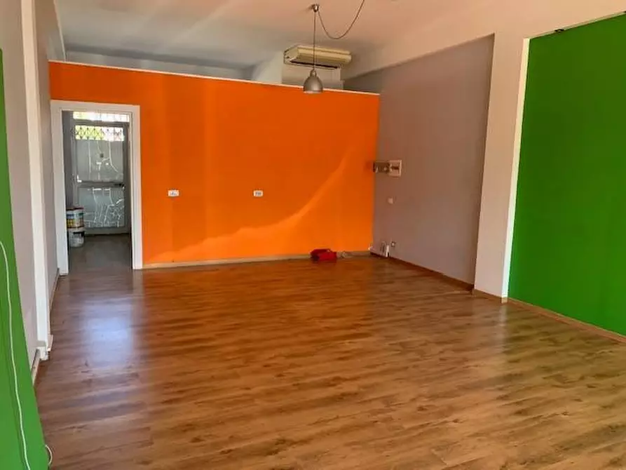 Immagine 2 di Locale commerciale in vendita  a Massa E Cozzile