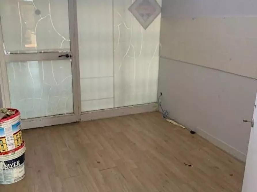 Immagine 3 di Locale commerciale in vendita  a Massa E Cozzile