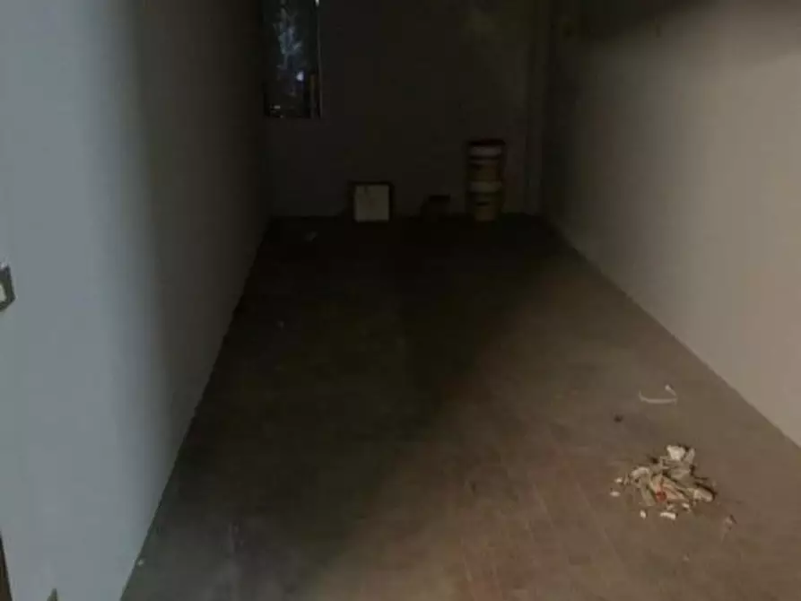 Immagine 4 di Locale commerciale in vendita  a Massa E Cozzile