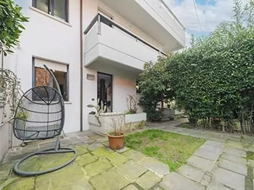 Immagine 1 di Casa quadrifamiliare in vendita  a Viareggio