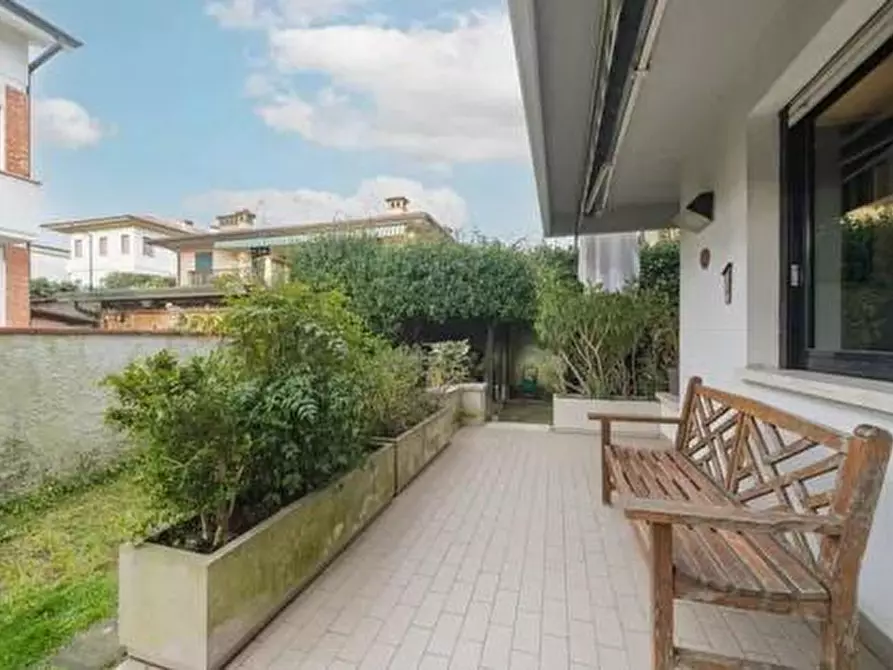 Immagine 40 di Casa quadrifamiliare in vendita  a Viareggio