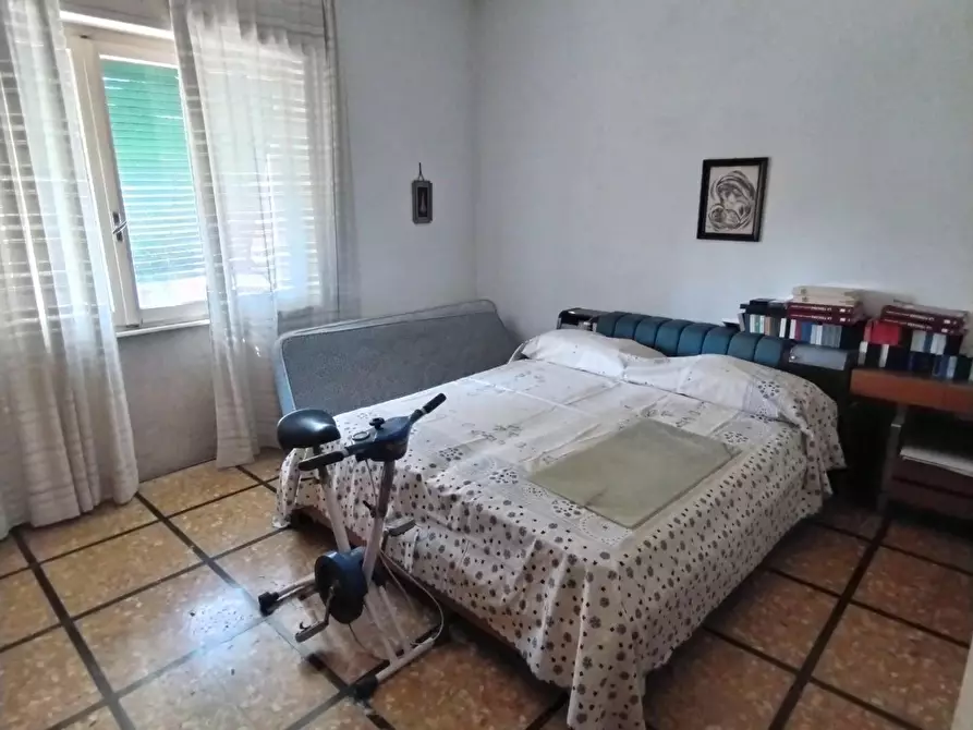 Immagine 11 di Porzione di casa in vendita  a Massa