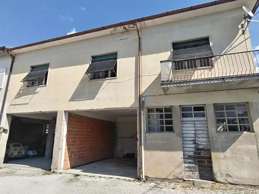 Immagine 1 di Porzione di casa in vendita  a Massa
