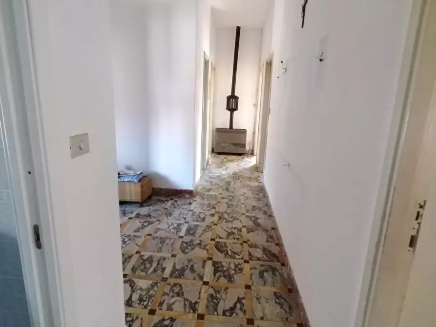 Immagine 13 di Porzione di casa in vendita  a Massa