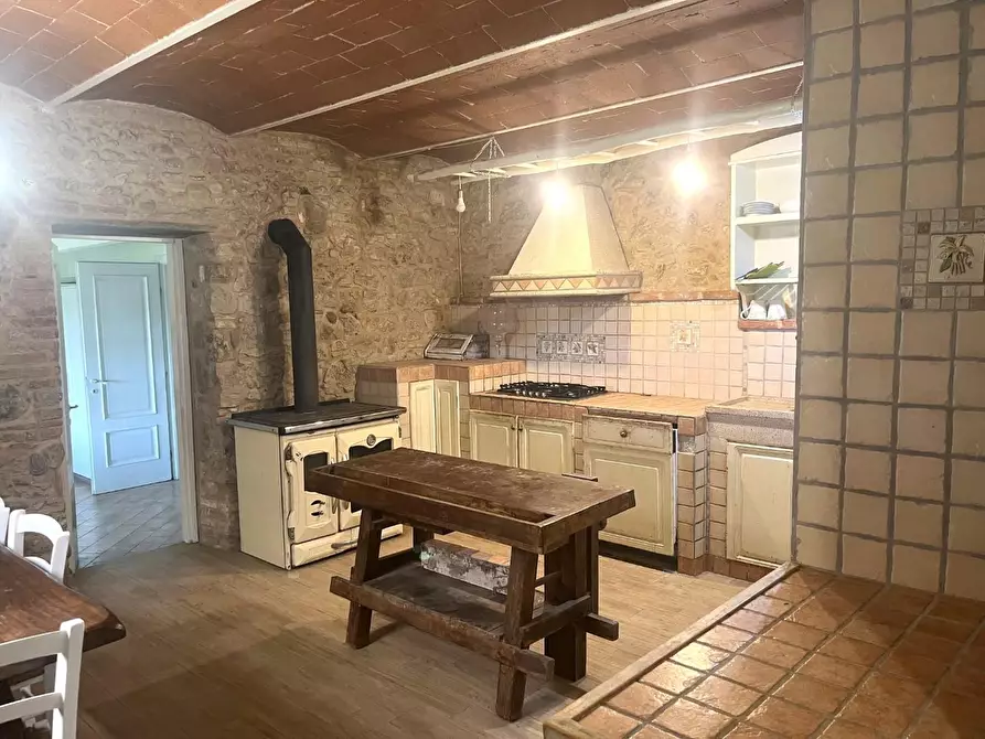 Immagine 2 di Casa colonica in vendita  a Palaia