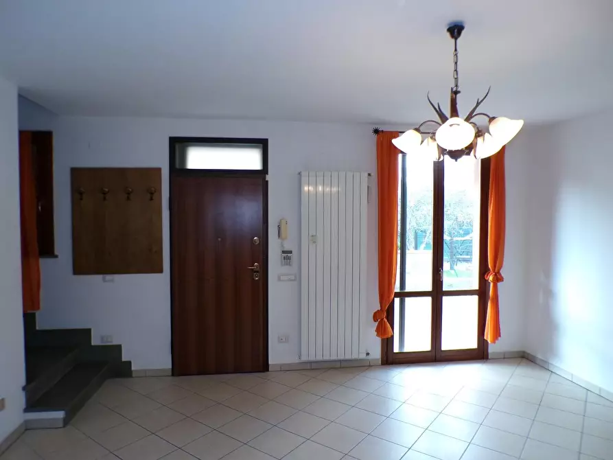 Immagine 2 di Villetta a schiera in vendita  a Cascina