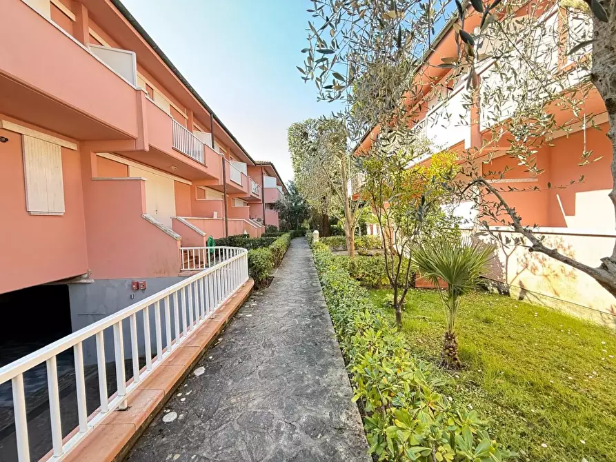 Immagine 2 di Villetta a schiera in vendita  a Massa