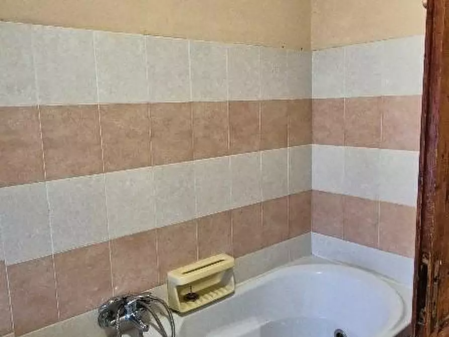 Immagine 12 di Palazzo in vendita  a Calci