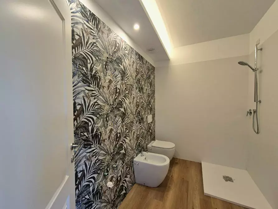 Immagine 17 di Appartamento in vendita  a Lucca