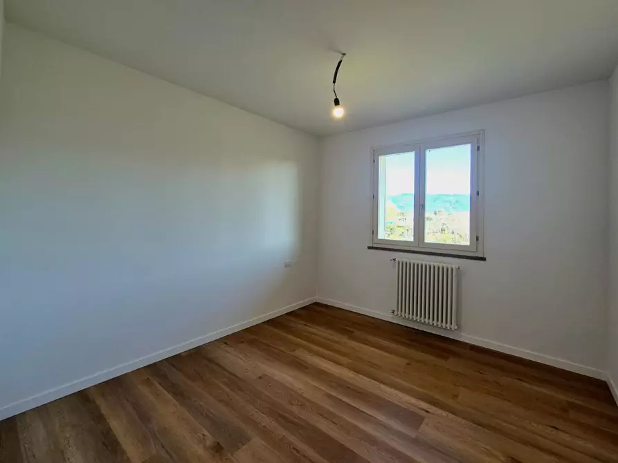 Immagine 15 di Appartamento in vendita  a Lucca