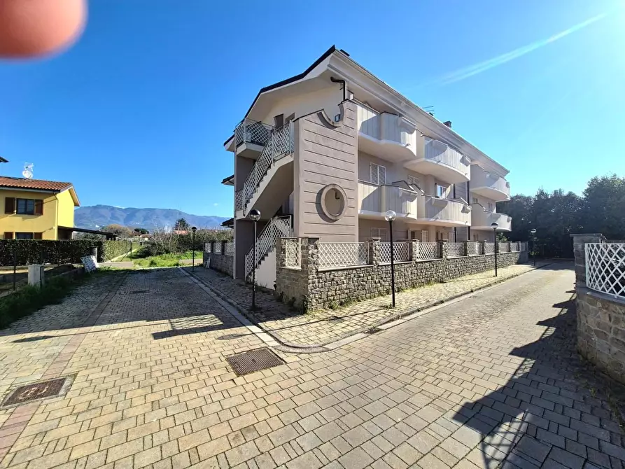 Immagine 3 di Appartamento in vendita  a Lucca